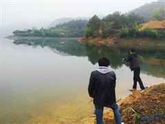 雨中作乐不亦乐乎！