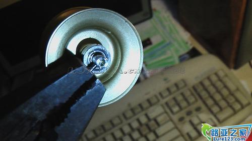 再用钳把报废的销也拔出来...