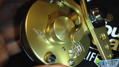 现在要换摇柄这一侧的了,轴承就在那个金色的锣帽下