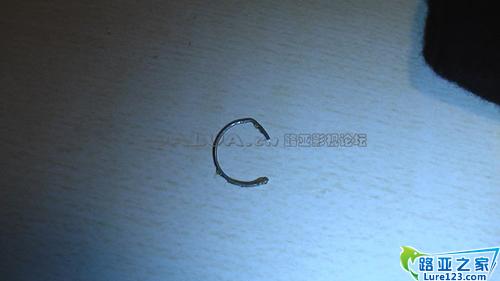 用镊子小心的取下来,注意取的时候用手罩住上方,防止弹飞.我有一次大意,弹飞一个,趴地上找了几个小时....