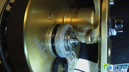 从另外一侧把轴承和连接轴一起顶出来..