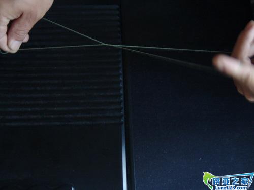 如图所示,双手将对折的主线相互缠绕20-30圈。