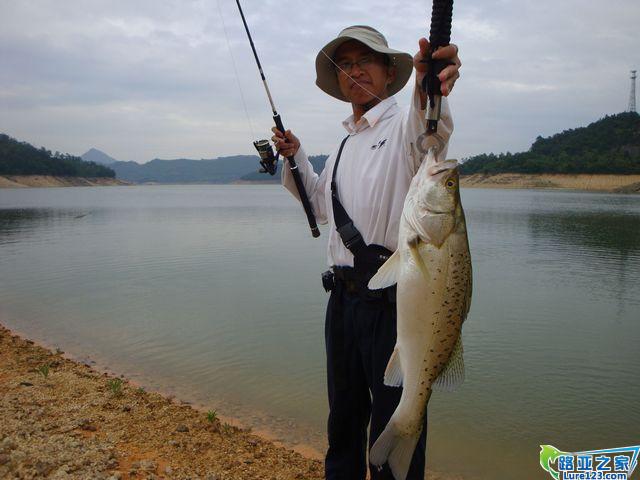 略感遗憾的是没搞到传说中的巨物(听说里面的鲈鱼有三四十斤一条),下次还会在来,巨物在向我们招手。